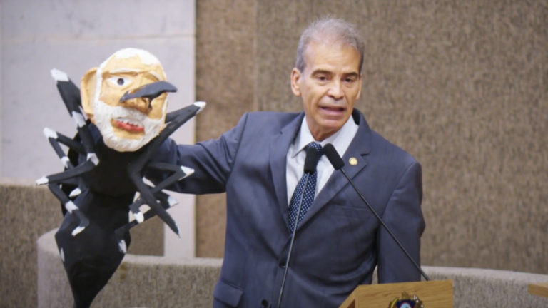 Deputado Coronel Alberto Feitosa (PL) com o mosquito do "presidengue" Lula