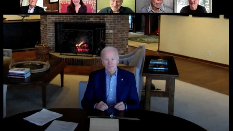 Joe Biden em conversa com atores