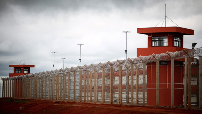 Grades da penitenciária federal de segurança máxima de Brasília