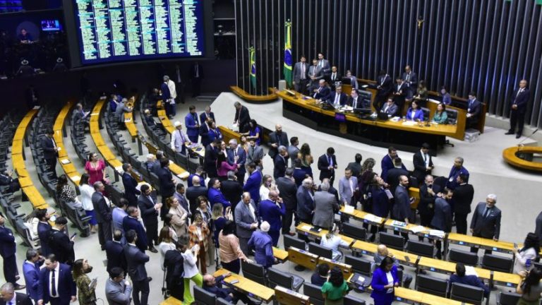 Deputados e senadores durante sessão do Congresso