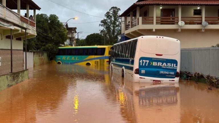 Rua alagada em Jerônimo Monteiro, no ES