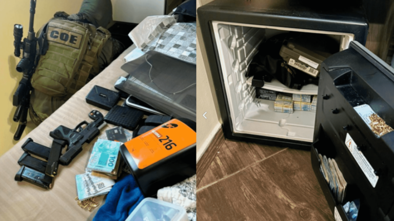 montagem com fuzis, revólveres, dinheiro e joias encontrados em cofre