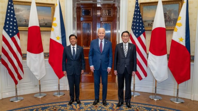 Os presidentes das Filipinas, Ferdinand Marcos Jr., e dos EUA, Joe Biden; e o primeiro-ministro do Japão, Fumio Kishida