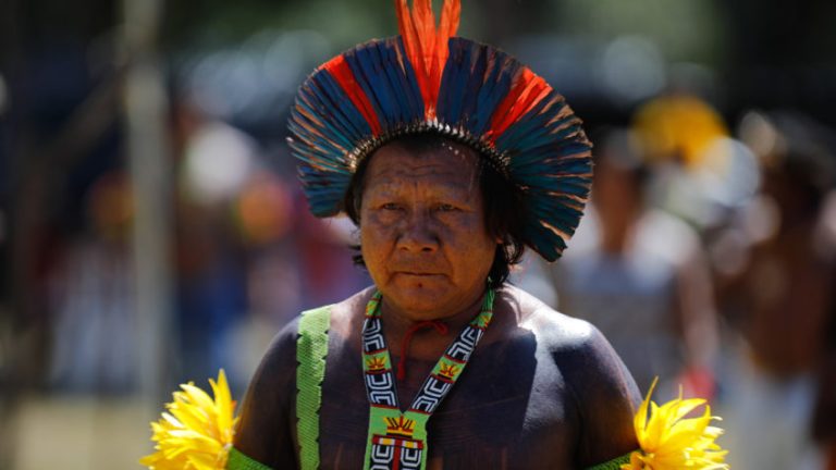 Indígena no ATL (Acampamento Terra Livre)