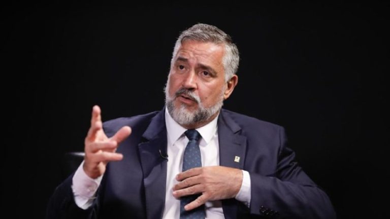 O ministro Paulo Pimenta gesticula em entrevista ao Poder360