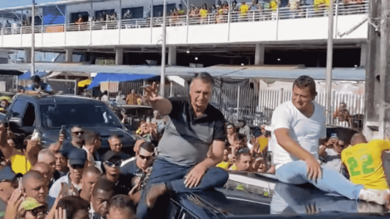 Jair Bolsonaro em cima de carro