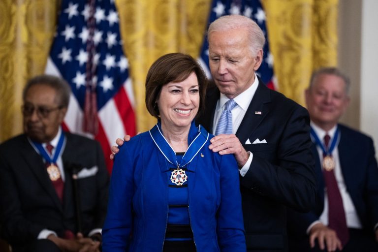 Эллен Очоа, бывший астронавт НАСА и первая латиноамериканка в космосе, получает президентскую медаль свободы