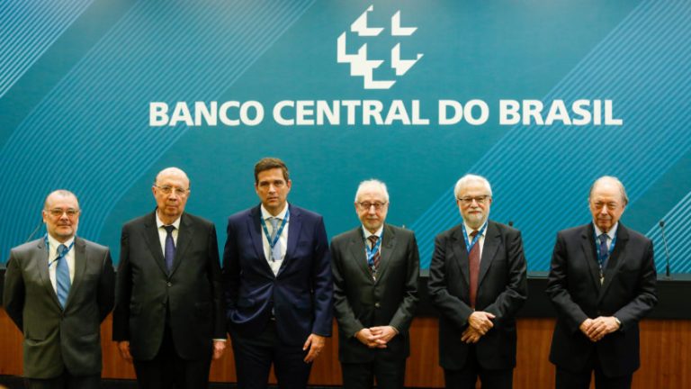 Foto Oficial do presidente e ex-presidentes e diretores do Banco Central -O presidente do BC (Banco Central) Roberto Campos Neto, com os ex-presidentes do Banco Central, Pedro Malan, Gustavo Franco, Gustavo Loyola e Pérsio Arida, durante a conferência anual da autoridade monetária, durante a mesa redonda homenagem aos 30 anos do Planalto Real. A Conferência Anual do Banco Central do Brasil (BC) tem por objetivo estimular o debate e a pesquisa nas áreas de macroeconomia, sustentabilidade, estabilidade financeira, economia bancária, intermediação e inovação financeira, regulação macroprudencial, economia internacional e finanças.
