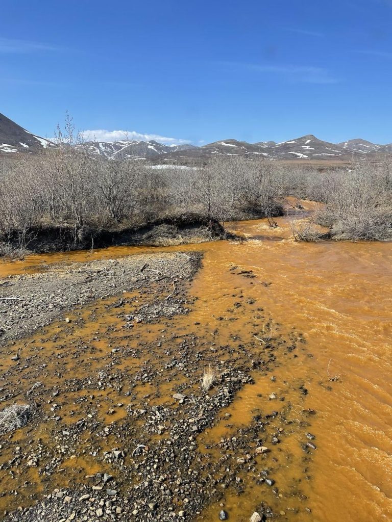 Реки Аляски становятся оранжевыми, поскольку из-за таяния вечной мерзлоты металлы попадают в водные пути