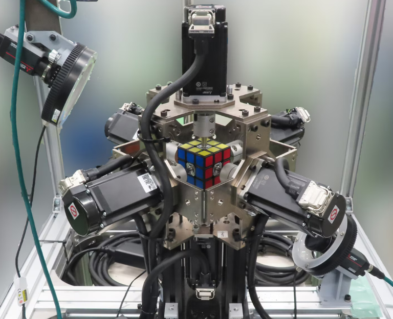 Робот установил новый рекорд скорости кубика Рубика, решив головоломку за 0,305 секунды