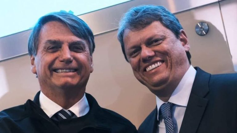 Jair Bolsonaro e Tarcísio de Freitas sorrindo