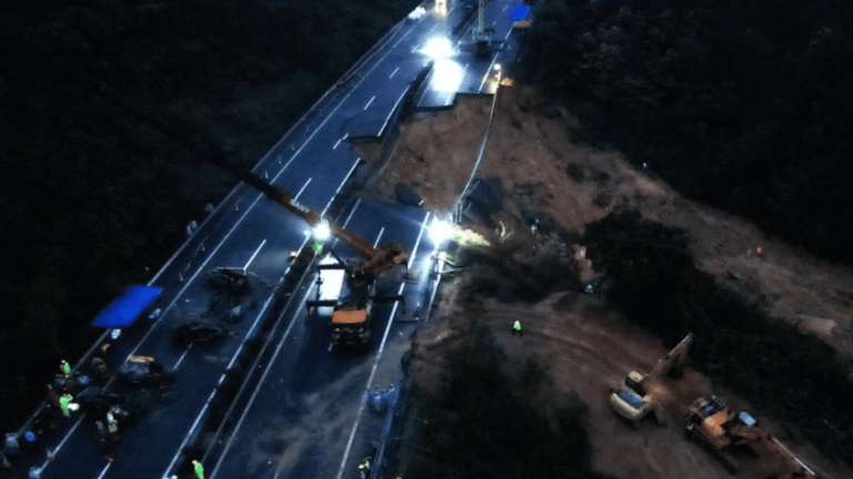 estrada na China depois de acidente