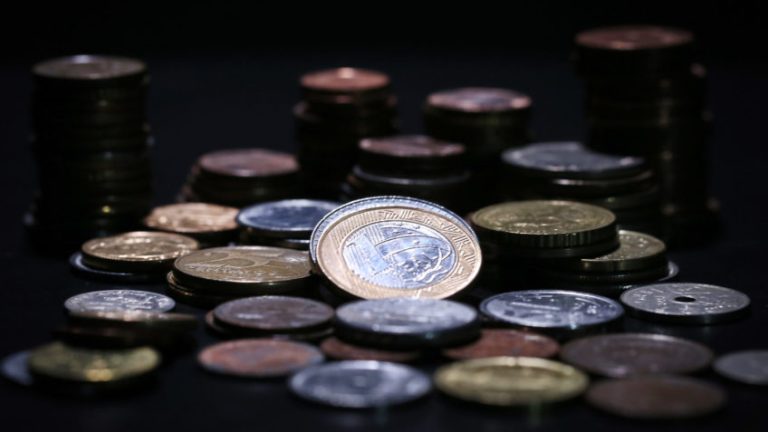 Moedas do real empilhadas