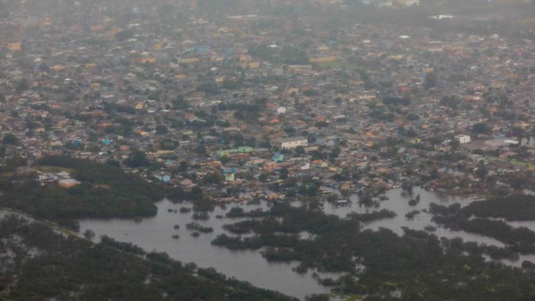 Наводнения в РС лишили домов 617 тысяч человек;  число смертей остается на уровне 155