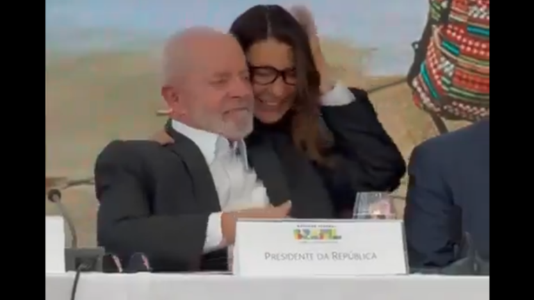 Na imagem, a primeira-dama Janja abraçando o presidente Luiz Inácio Lula da Silva e informando sobre o resgate da égua no RS