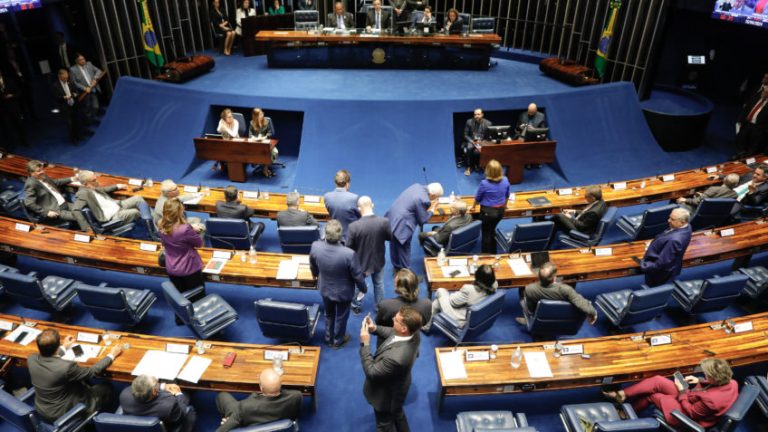 O Senado aprovou em 2 turnos a PEC (proposta de emenda à Constituição) que proíbe o porte e a posse de todas as drogas, inclusive a maconha, no plenário do Senado Federal