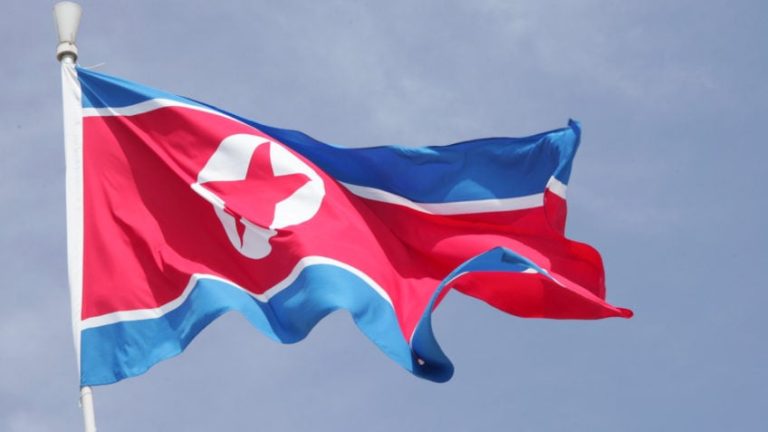 A bandeira da Coreia do Norte, que falhou no lançamento de seu 2º satélite espião
