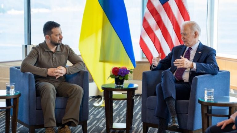 Joe Biden e Volodymyr Zelensky
