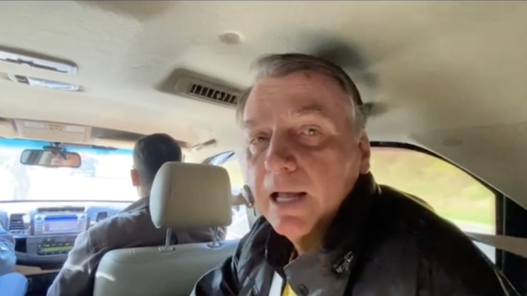 Jair Bolsonaro visita cidades do interior paulista arrecadando doações para enviar ao Rio Grande do Sul