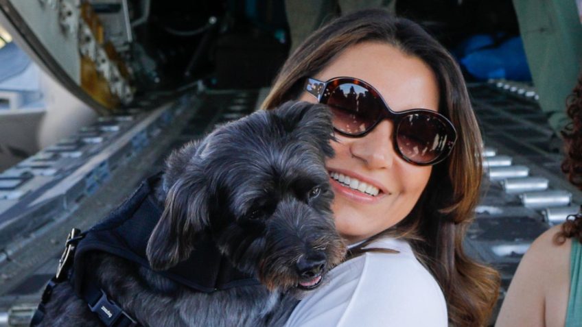 Janja com a cadela Esperança