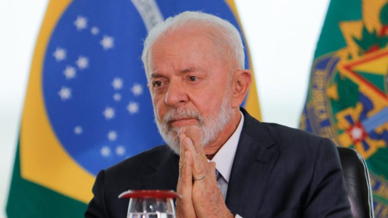 Lula com as mãos juntas como em oração