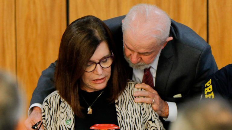 Лула участвует в инаугурации Магды Шамбриар в Petrobras в четвертый раз.