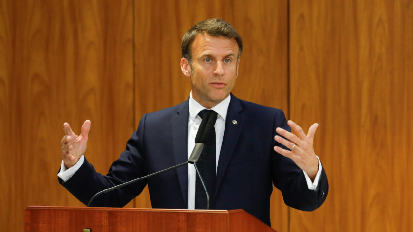 Макрон просит партийной поддержки для формирования коалиции