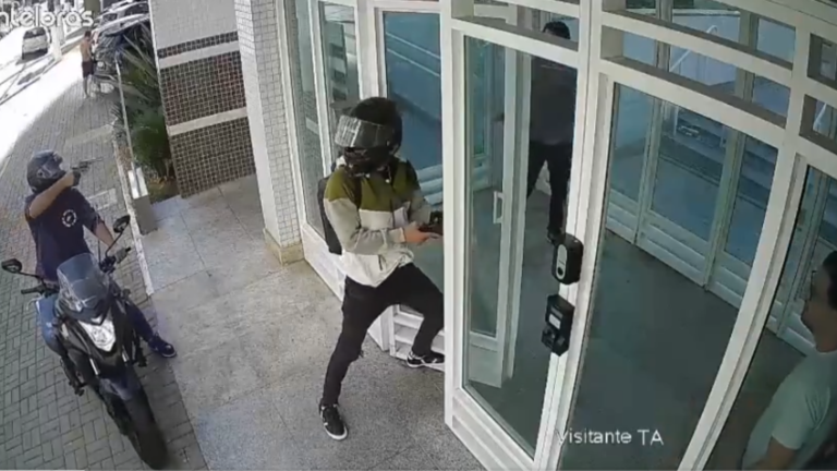 Мужчин грабят среди бела дня в Вила-Формозе, СП;  смотреть