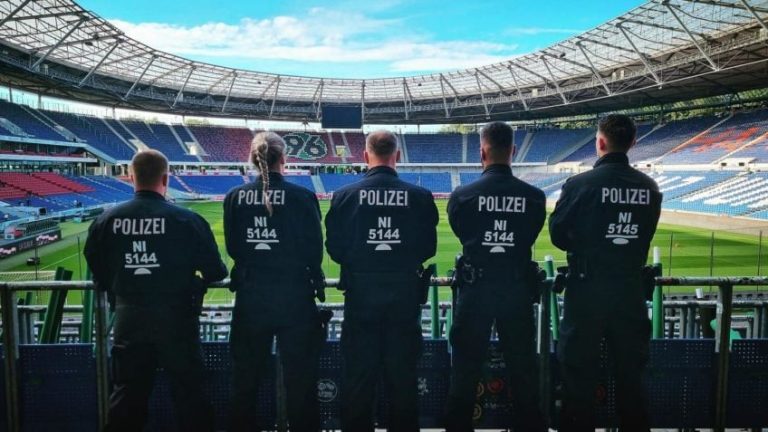 Apesar de não ser permitido fumar em estádios, os torcedores podem fumar maconha nas ruas