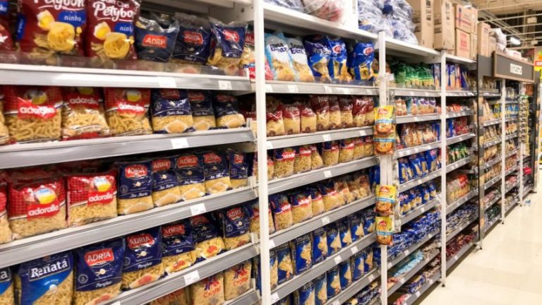 corredor de supermercado com alimentos; mudança no PIS e Cofins é criticada pelo setor alimentício