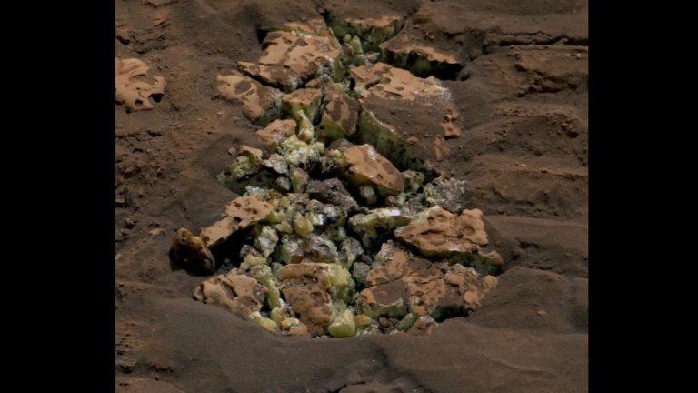 Марсоход Curiosity случайно обнаружил кристаллы серы на Марсе