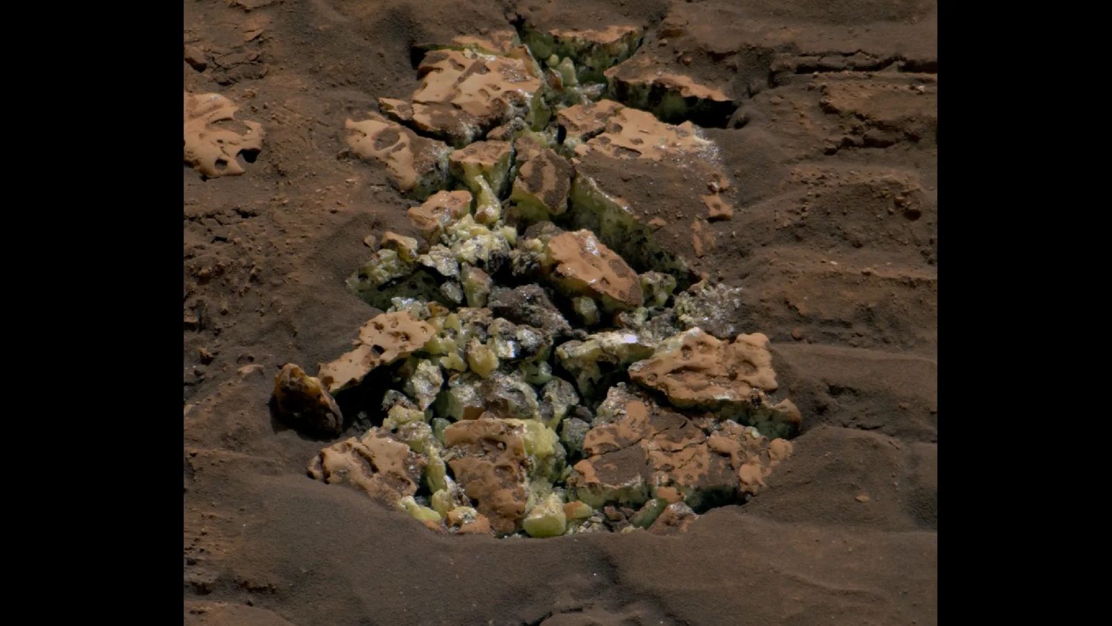 Марсоход Curiosity случайно обнаружил кристаллы серы на Марсе