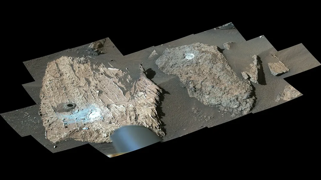 Изображение скалы с круглым отверстием, полученное с помощью Mastcam