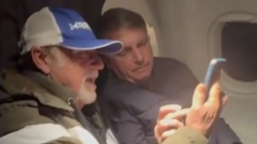 Bolsonaro e apoiador em voo