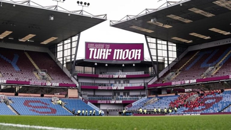 Na imagem, o telão do Turf Moor, estádio do Burnley