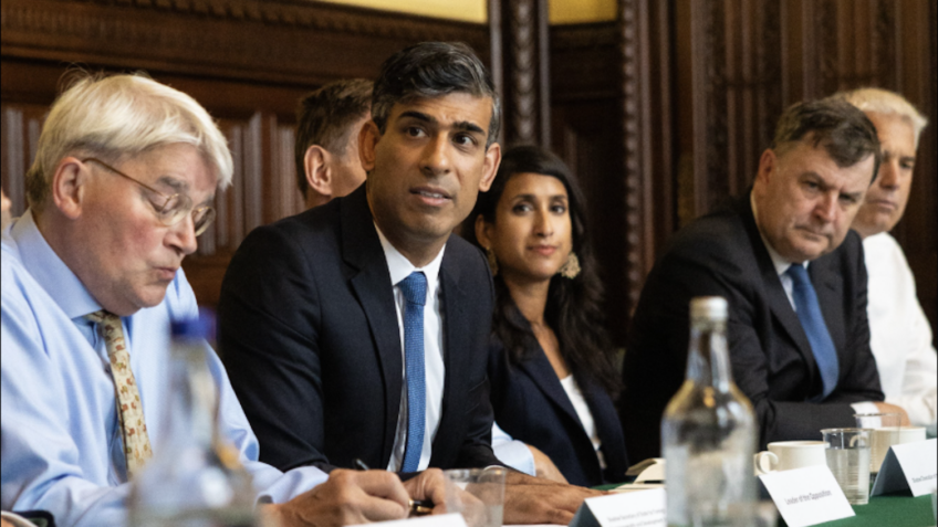 Membros do partido Conservador; Sunak ao centro