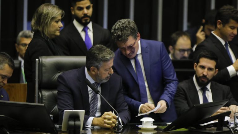 Оппозиция оказывает давление, побеждает Хаддада, а правительство принимает мясо в основную продовольственную корзину