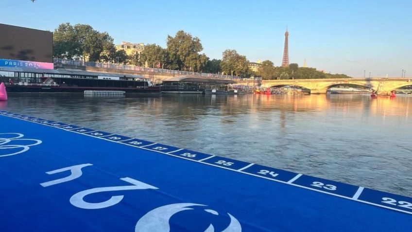Largada da prova de natação do triatlo em Paris