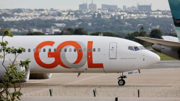 Avião da Gol com Anderson Torres pousa em Brasília