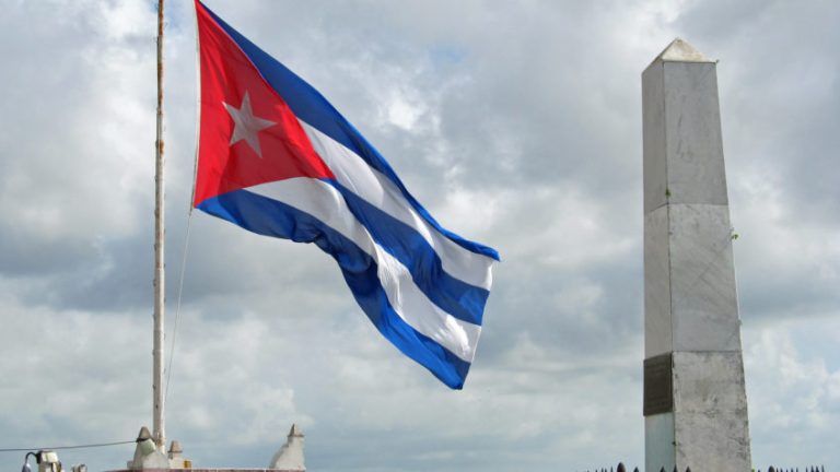 Bandeira de Cuba no centro de Havana