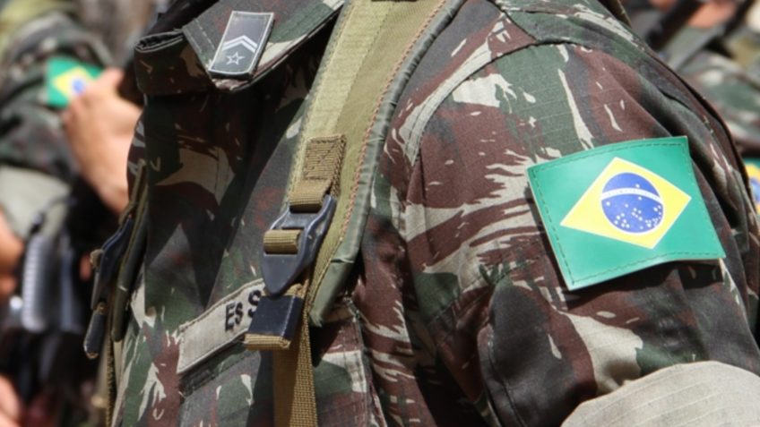 Na imagem acima, militar com o uniforme do Exército