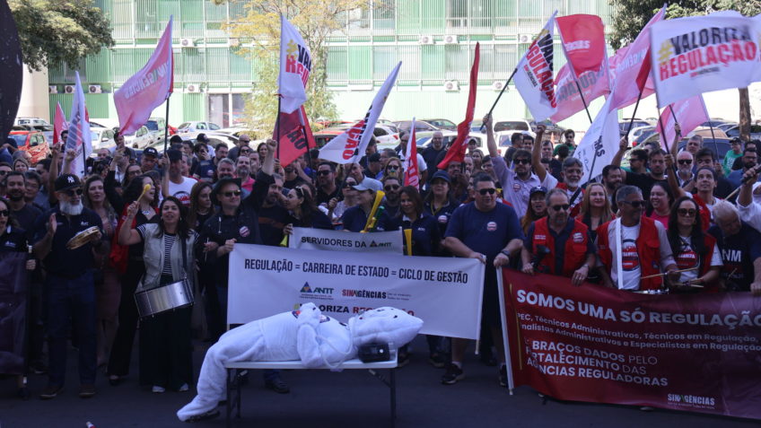 Funcionários de agências reguladoras fizeram protesto em frente ao Ministério da Gestão durante a reunião de negociação nesta 2ª feira (29.jul.2024) pedindo valorização