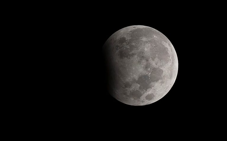 Как увидеть потрясающее суперлуние и частичное лунное затмение во вторник