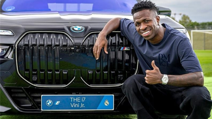 A BMW, parceira do Real Madrid, também entregará carros para as jogadoras da equipe feminina e os atletas do time de basquete masculino; na imagem, o jogador Vinicius Junior com seu carro escolhido (BMW i7 M70 xDrive)