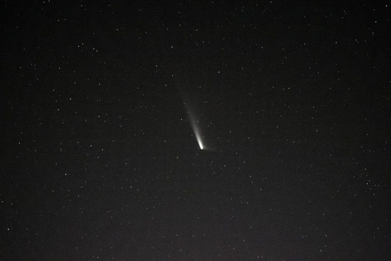 Как увидеть яркую комету, вспыхивающую в ночном небе на этой неделе