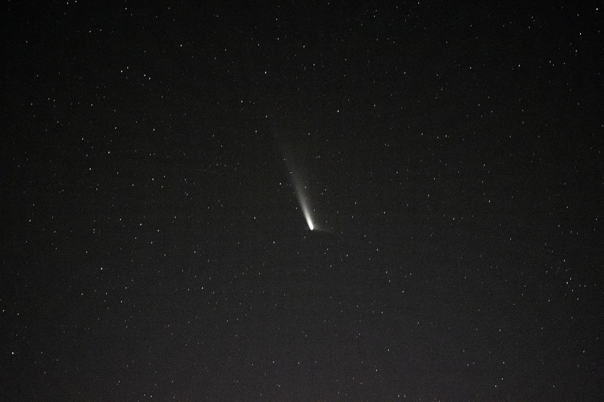 Как увидеть яркую комету, вспыхивающую в ночном небе на этой неделе