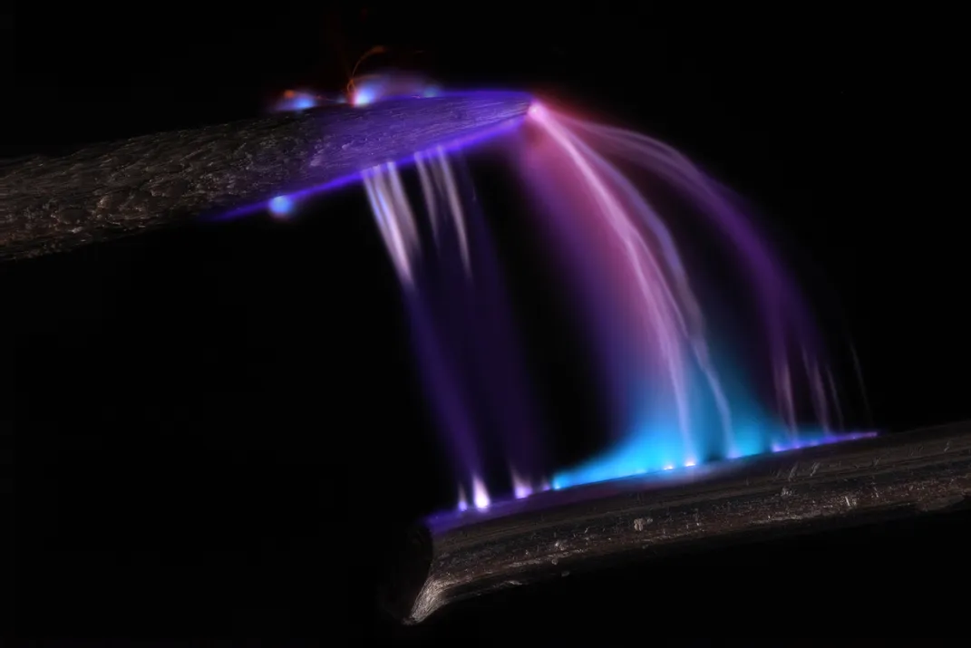 Фиолетовый и синий свет между двумя объектами