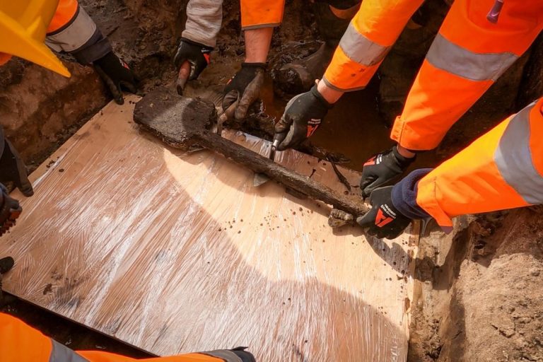 Археологи раскопали «удивительную» деревянную лопату, хранившуюся в английской траншеи 3500 лет