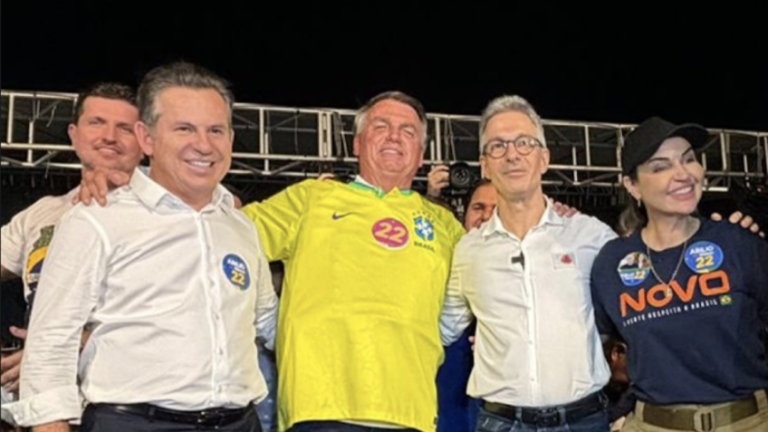 Da esquerda para a direita: o governador do Mato Grosso, Mauro Mendes; o ex-presidente Jair Bolsonaro (PL); o governador de Minas Gerais, Romeu Zema; a candidata a vice-prefeita Cel. Vânia e o candidato a prefeito de Cuiabá, Abílio Brunini durante um comício em Cuiabá