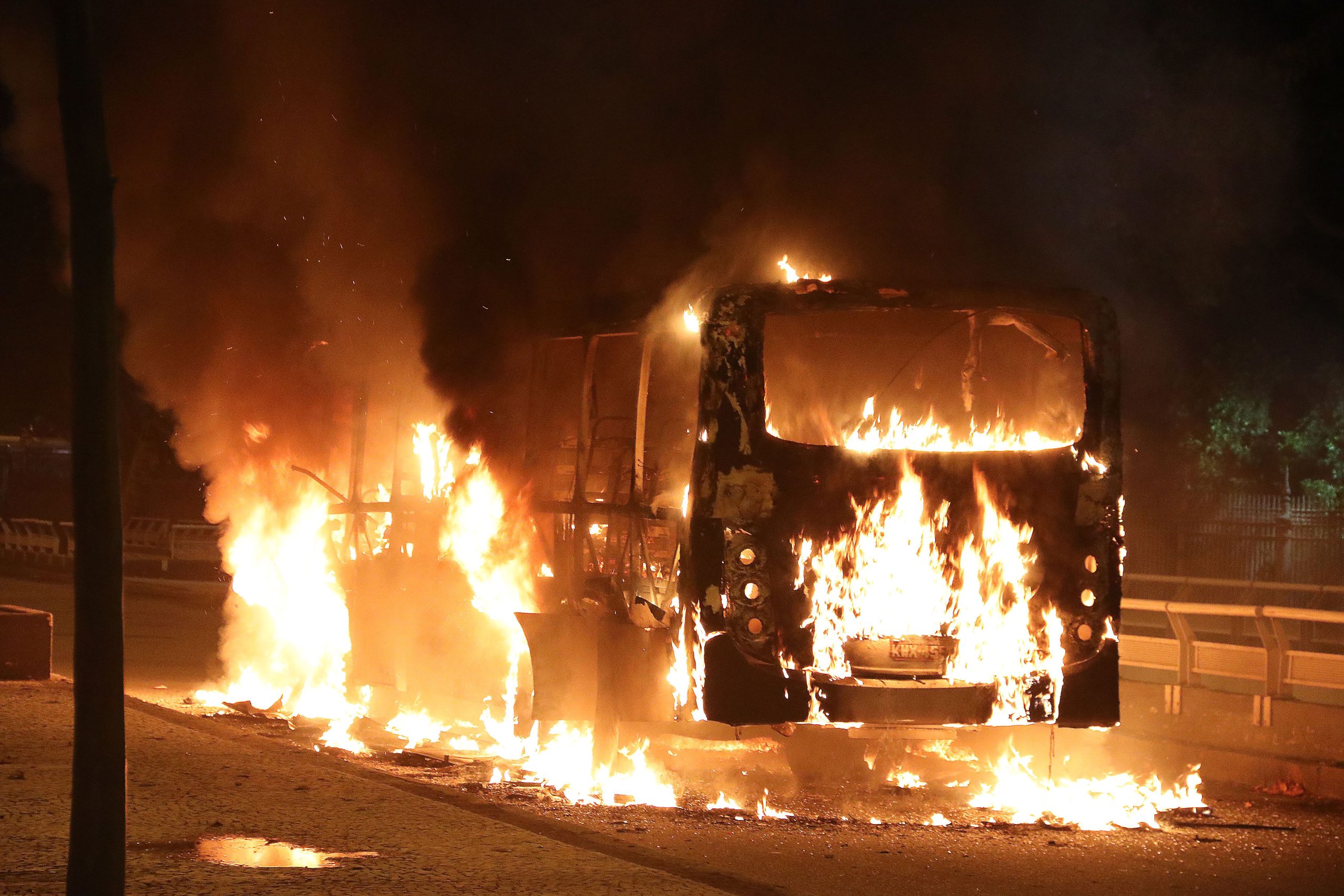 ônibus incendiado por manifestantes no Rio